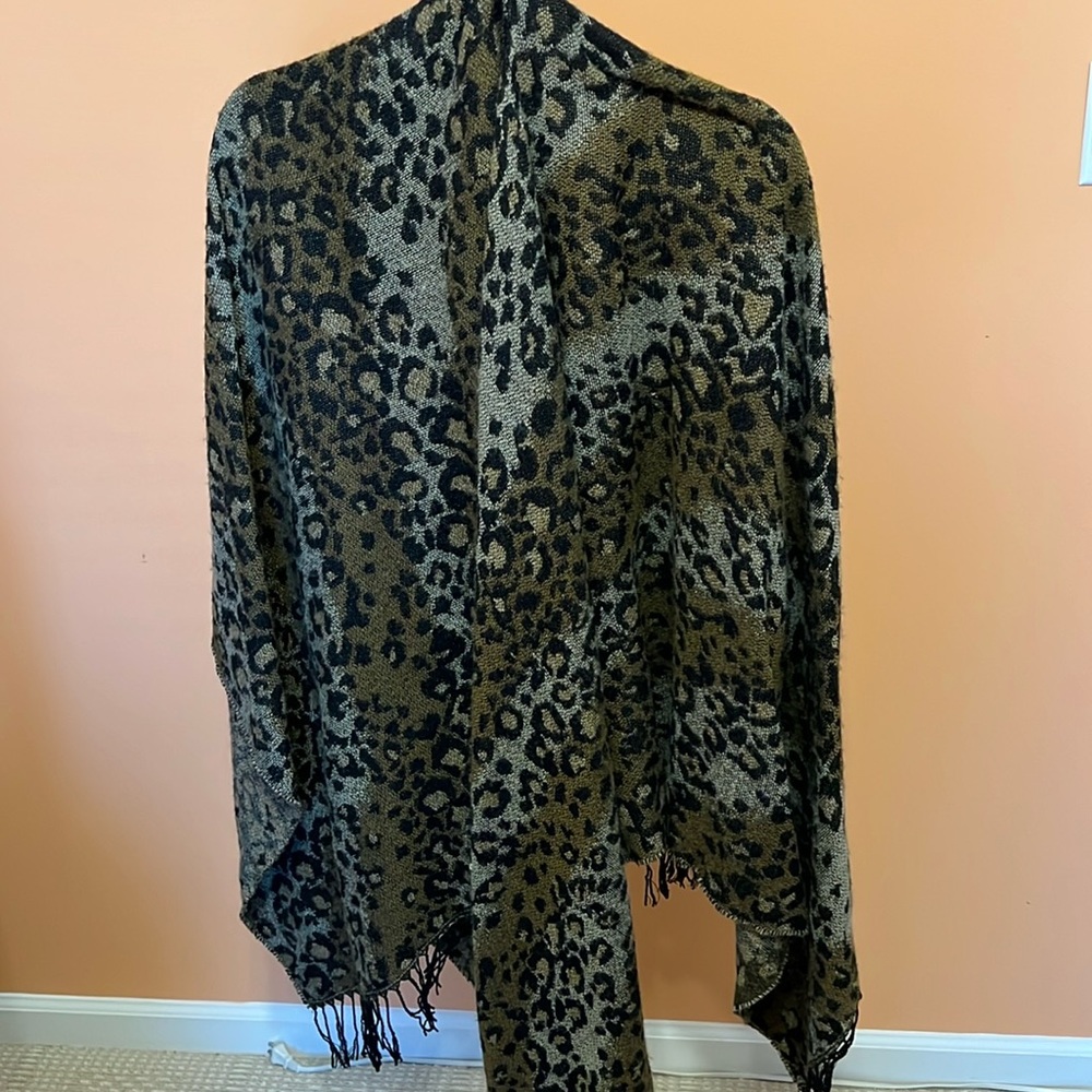 One Size Leopard shawl with fringe